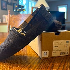 TOMS Classic Black Arrow Embroidered Mesh Shoes